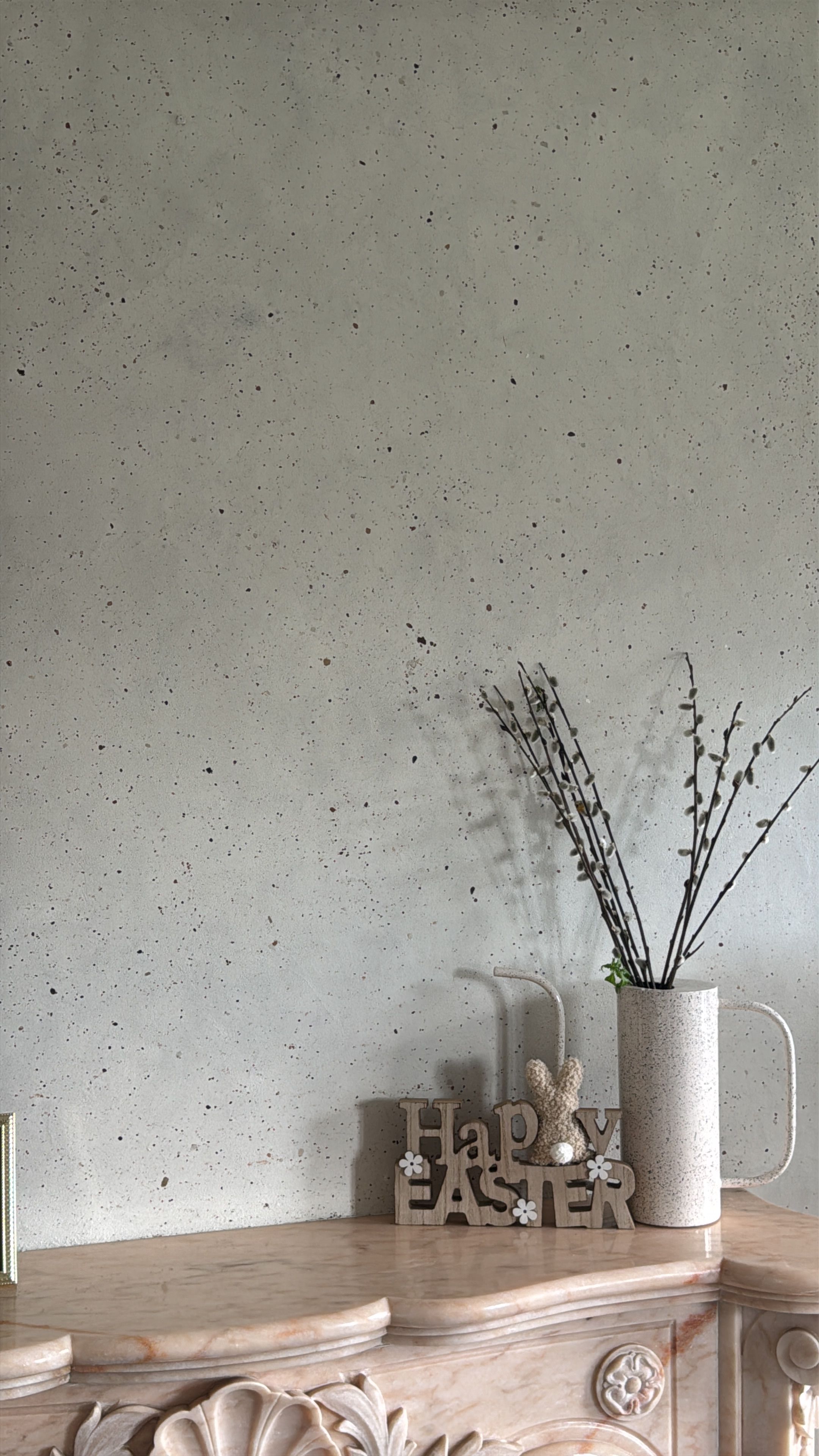 Naadloze beige Aqua Sensa betonstuc op wanden en vloer van een badkamer