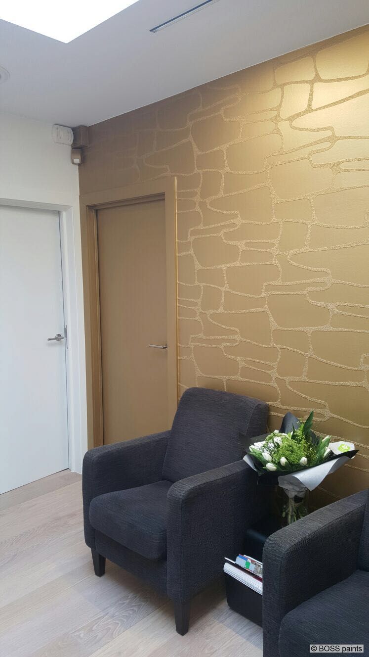 Metallic Chic Stuc in warm rood met metaalglans op een binnenwand